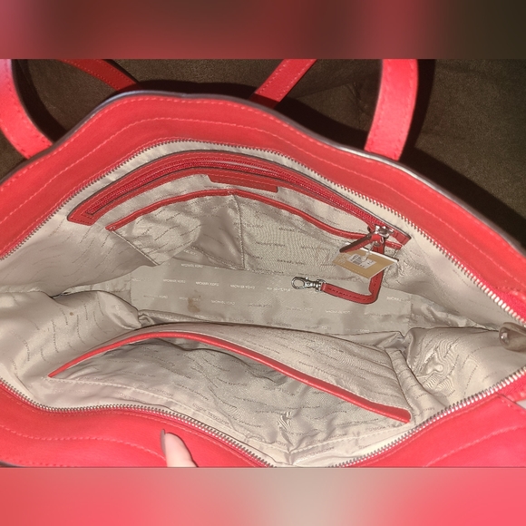 Michael Kors Large ZIP Leather Tote - Picture 4 of 5